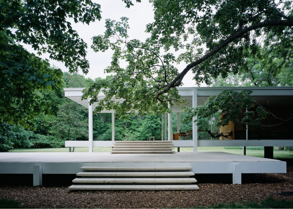 1951: Farnsworth House completed
